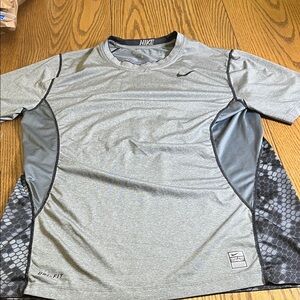 Nike Men's Light Gray and Dark Gray Short Sleeve Tee